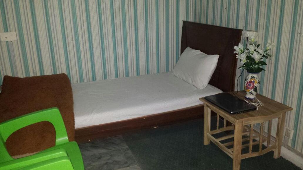 Zaib Guest House E-11 อิสลามาบัด ภายนอก รูปภาพ