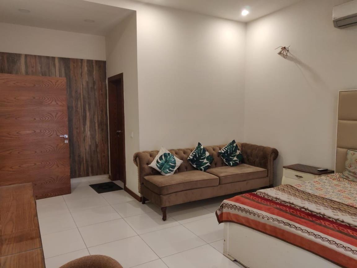 Zaib Guest House E-11 อิสลามาบัด ภายนอก รูปภาพ