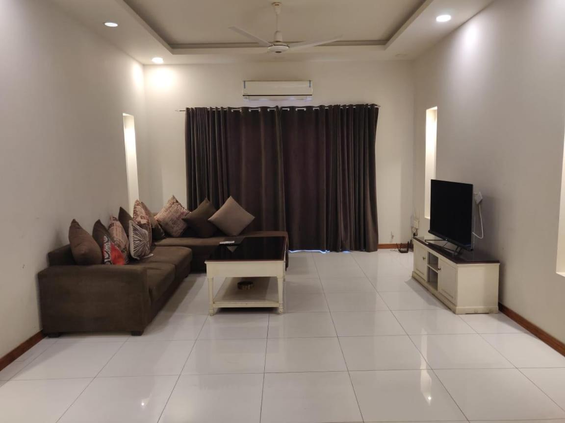 Zaib Guest House E-11 อิสลามาบัด ภายนอก รูปภาพ