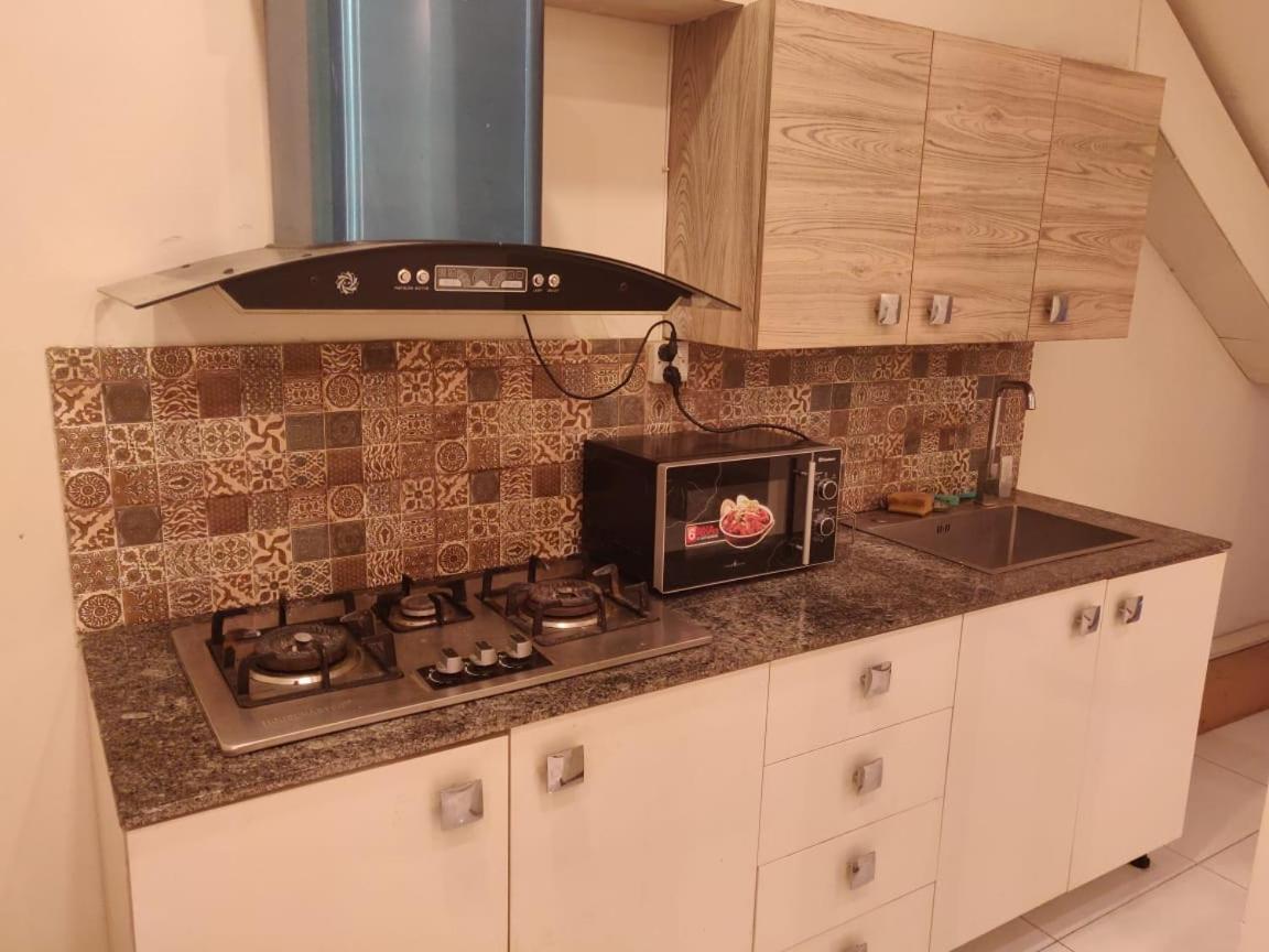 Zaib Guest House E-11 อิสลามาบัด ภายนอก รูปภาพ