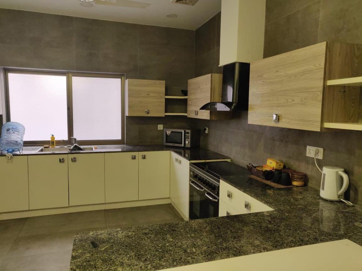 Zaib Guest House E-11 อิสลามาบัด ภายนอก รูปภาพ