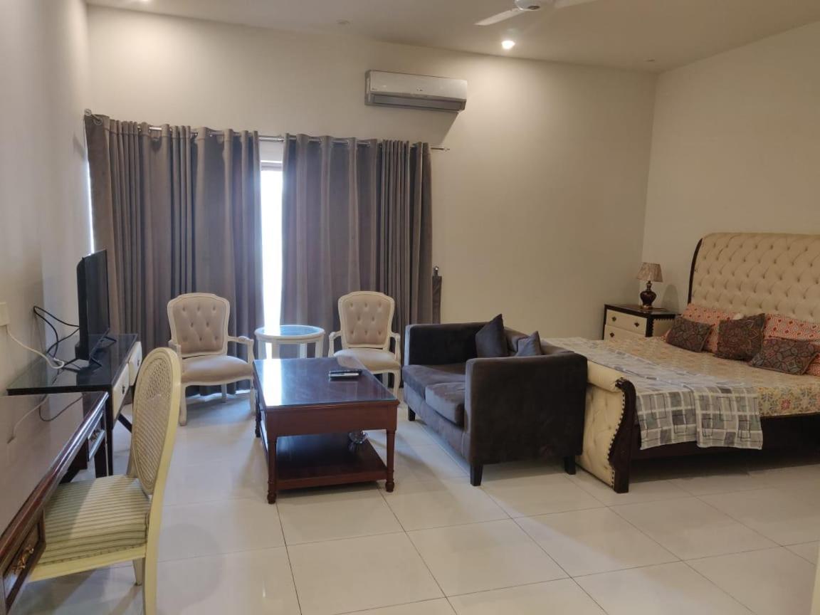 Zaib Guest House E-11 อิสลามาบัด ภายนอก รูปภาพ