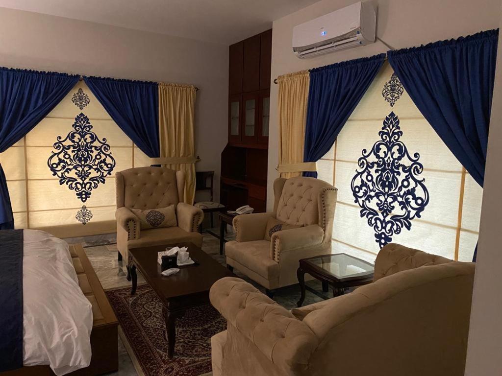 Zaib Guest House E-11 อิสลามาบัด ภายนอก รูปภาพ
