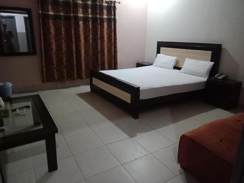 Zaib Guest House E-11 อิสลามาบัด ภายนอก รูปภาพ