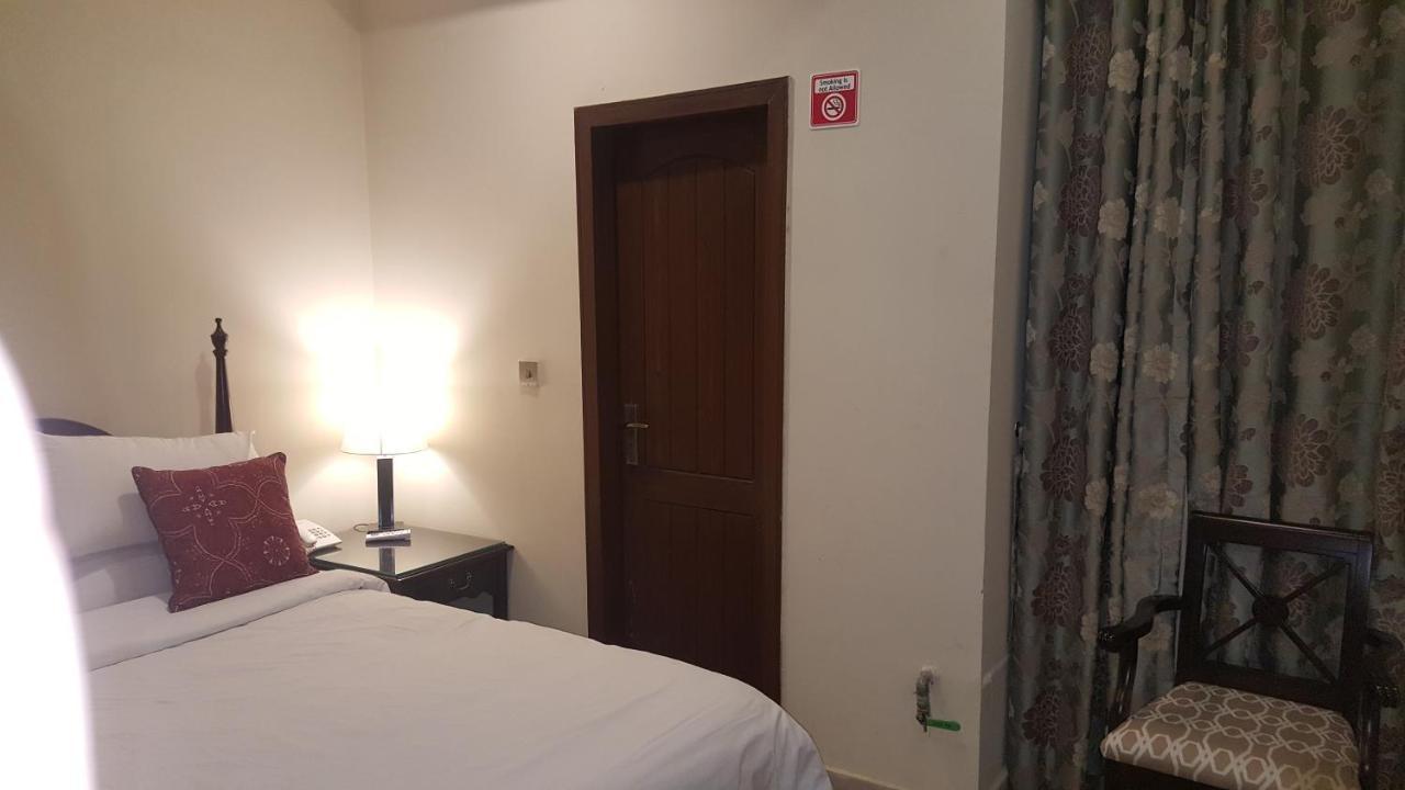 Zaib Guest House E-11 อิสลามาบัด ภายนอก รูปภาพ